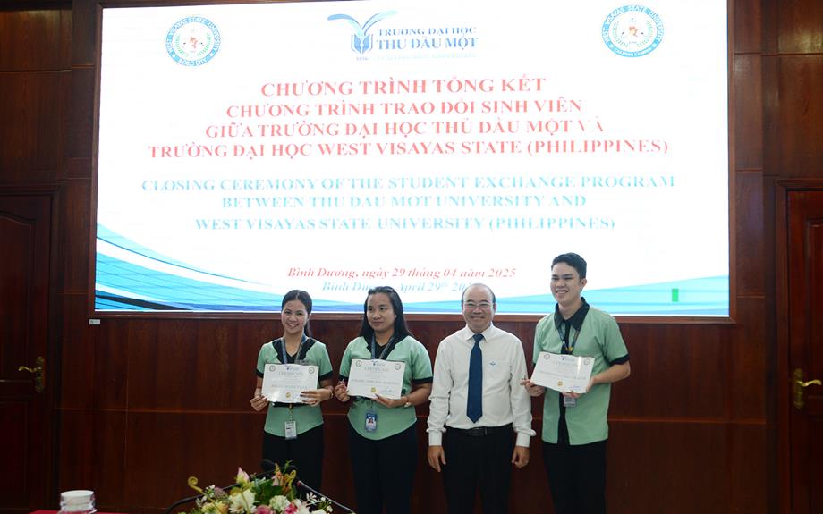 Sinh viên trường Đại học West Visayas State (Philippines) hoàn thành chương trình thực tập tại trường Đại học Thủ Dầu Một